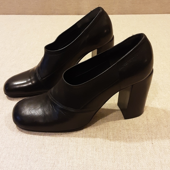 Donna Karan Leather Heel Pumps size 8 - Picture 3 of 16